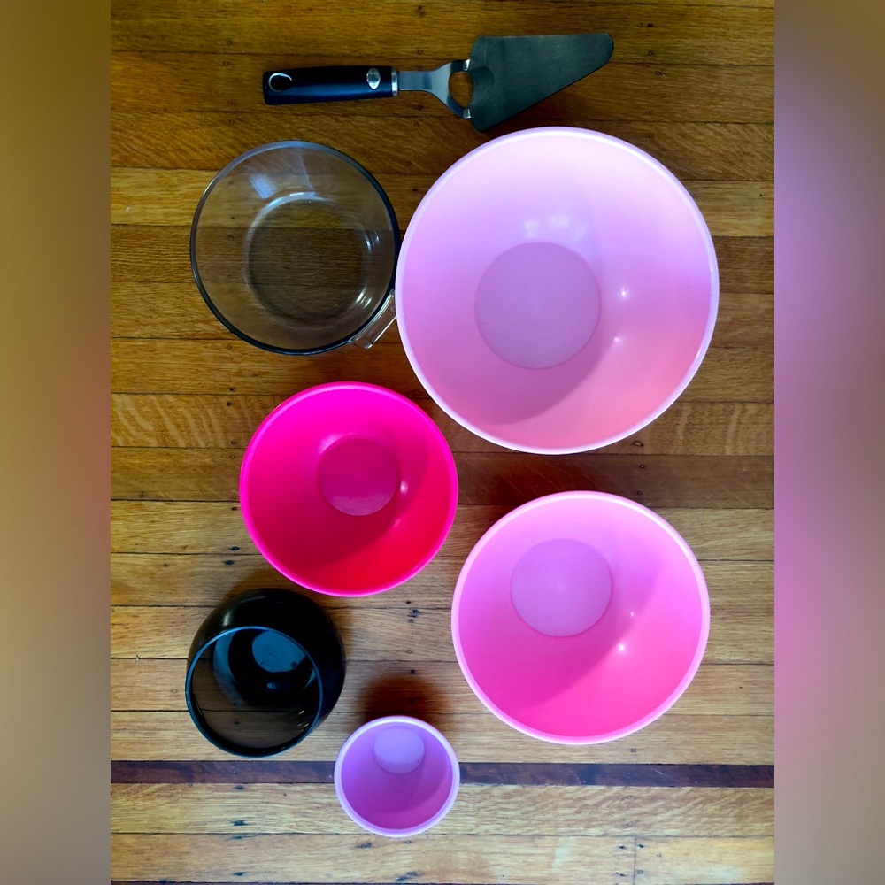 Misc 6 bowls and utensil